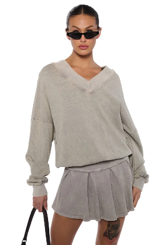 KAYLANI V NECK SWEATSHIRT IN LIGHT GREY